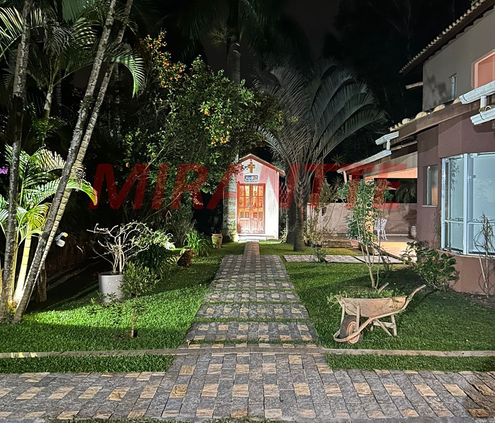 Sobrado de 610m² com 5 quartos em Serra Da Cantareira