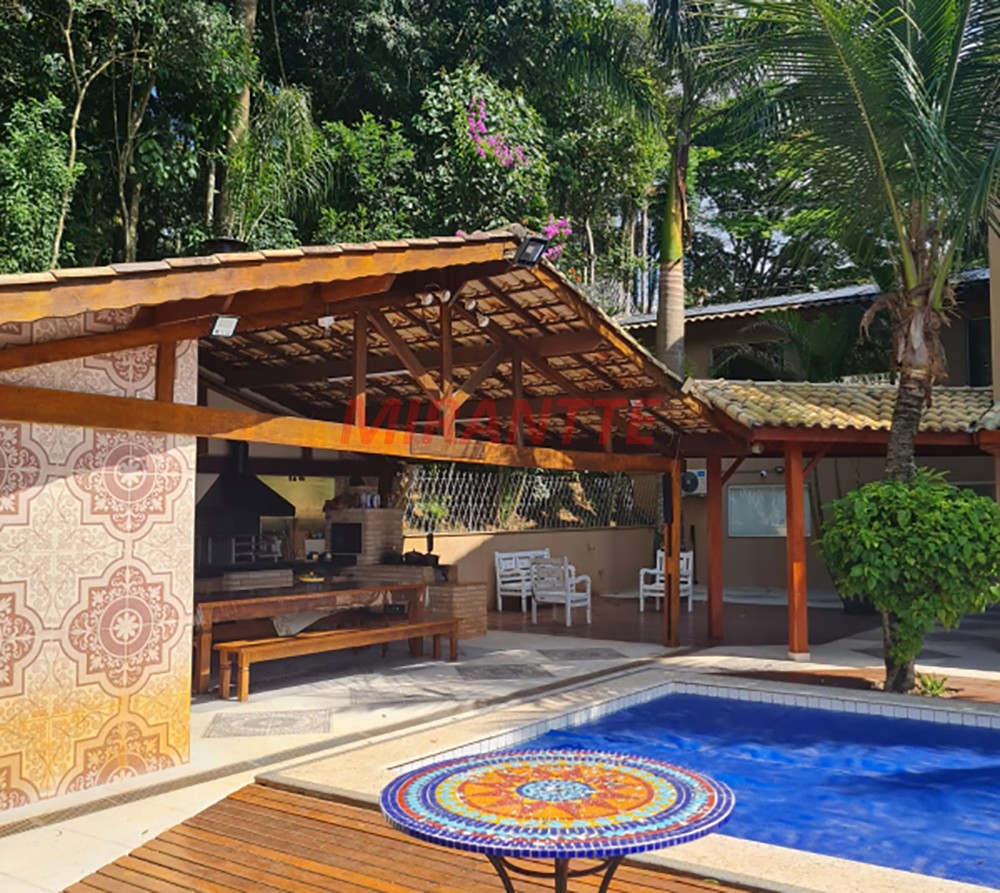 Sobrado de 610m² com 5 quartos em Serra Da Cantareira