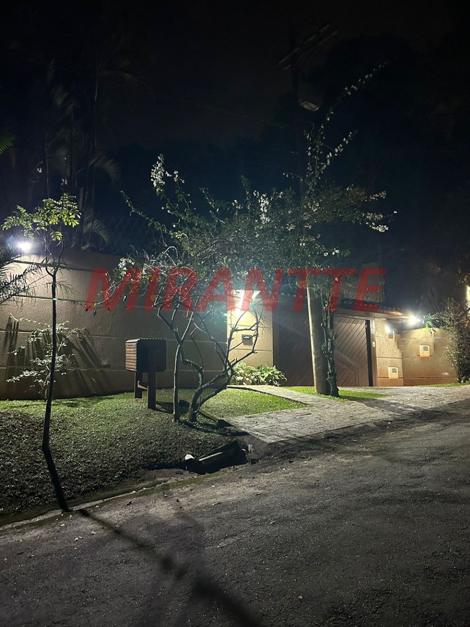 Sobrado de 610m² com 5 quartos em Serra Da Cantareira