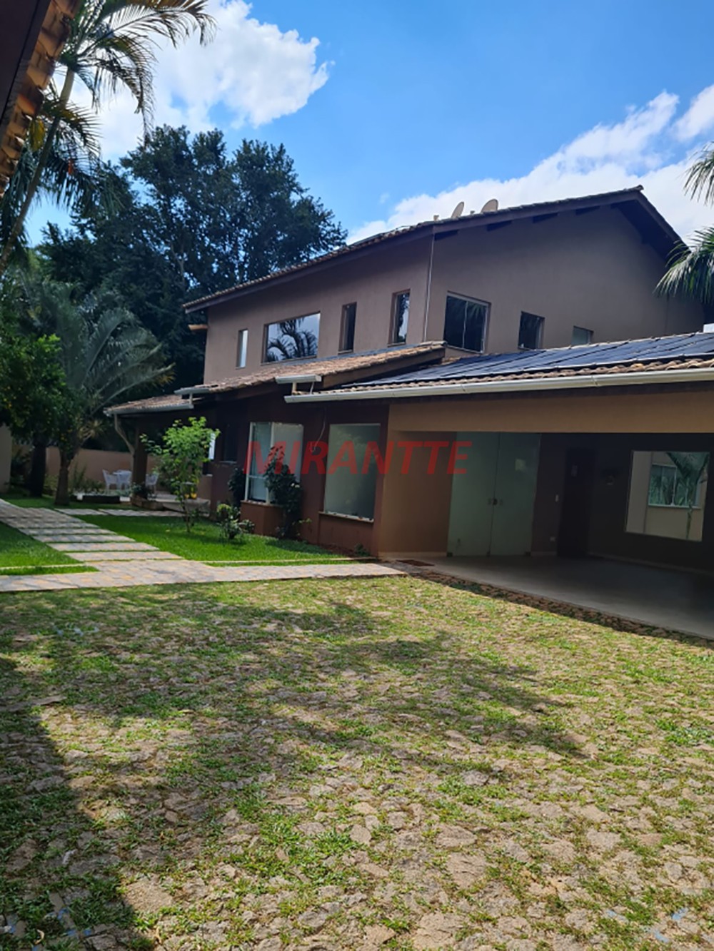 Sobrado de 610m² com 5 quartos em Serra Da Cantareira