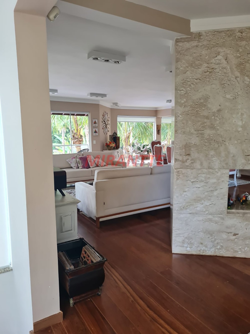 Sobrado de 610m² com 5 quartos em Serra Da Cantareira