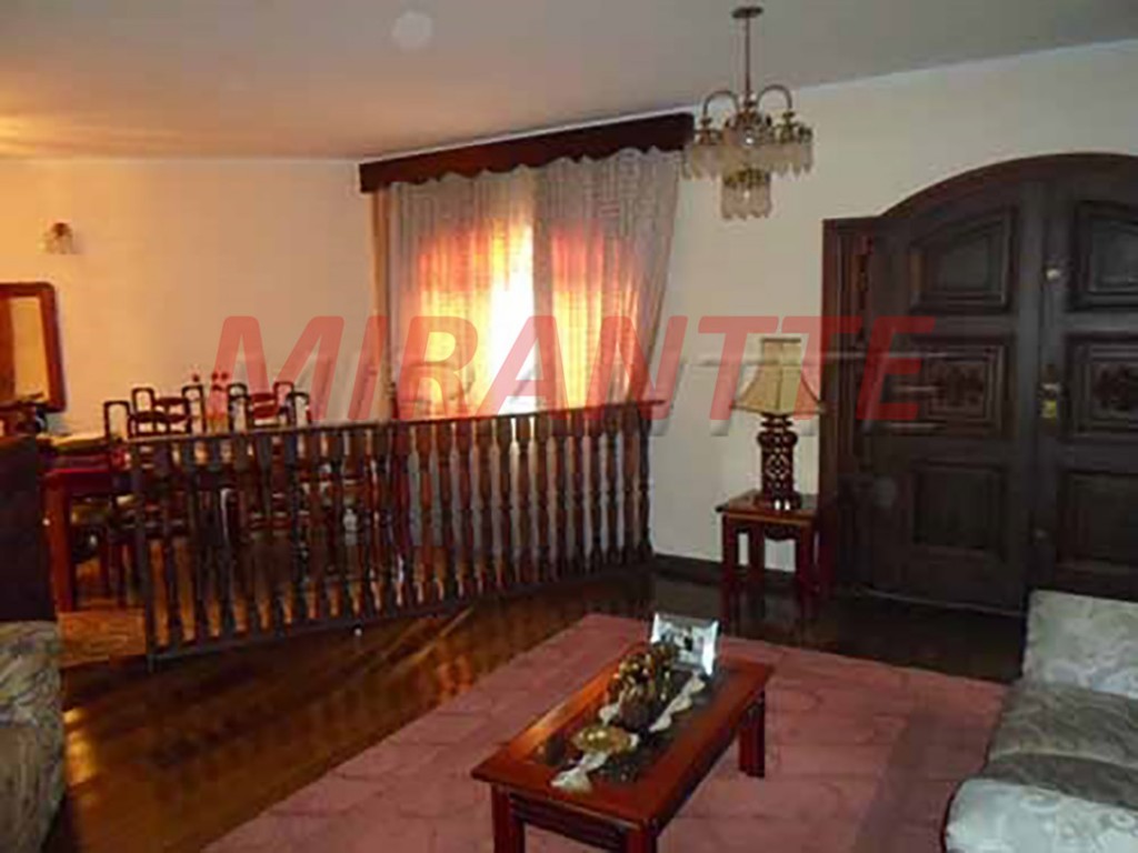 Sobrado de 270m² com 3 quartos em Jardim Guapíra