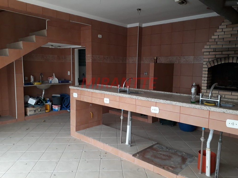 Sobrado de 263m² com 6 quartos em Santana
