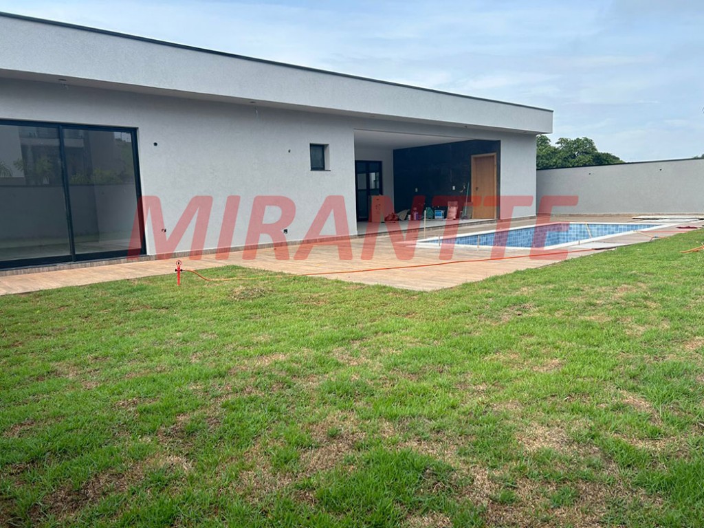 Cond. fechado de 255m² com 3 quartos em Biriça