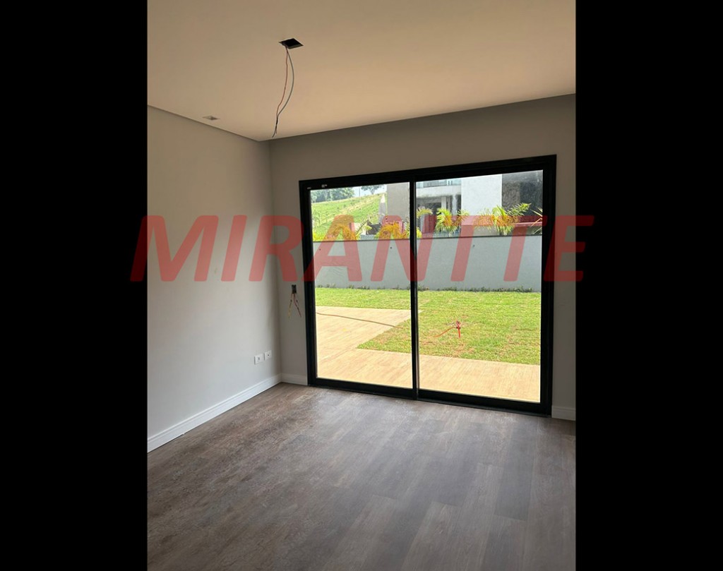 Cond. fechado de 255m² com 3 quartos em Biriça