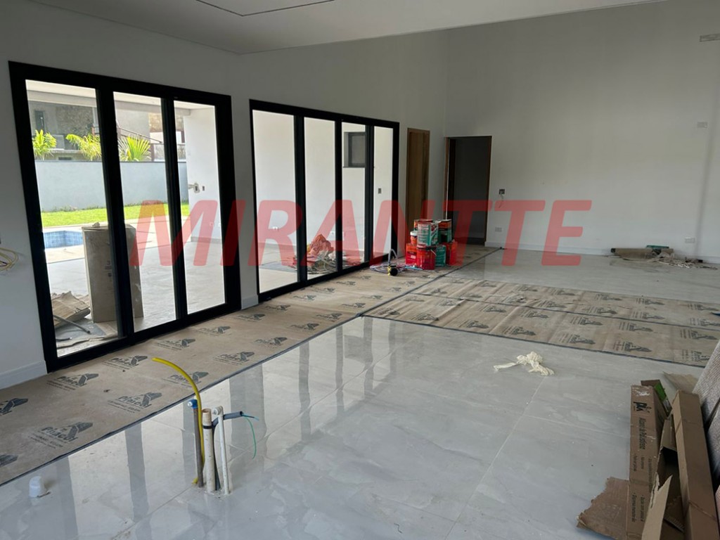 Cond. fechado de 255m² com 3 quartos em Biriça