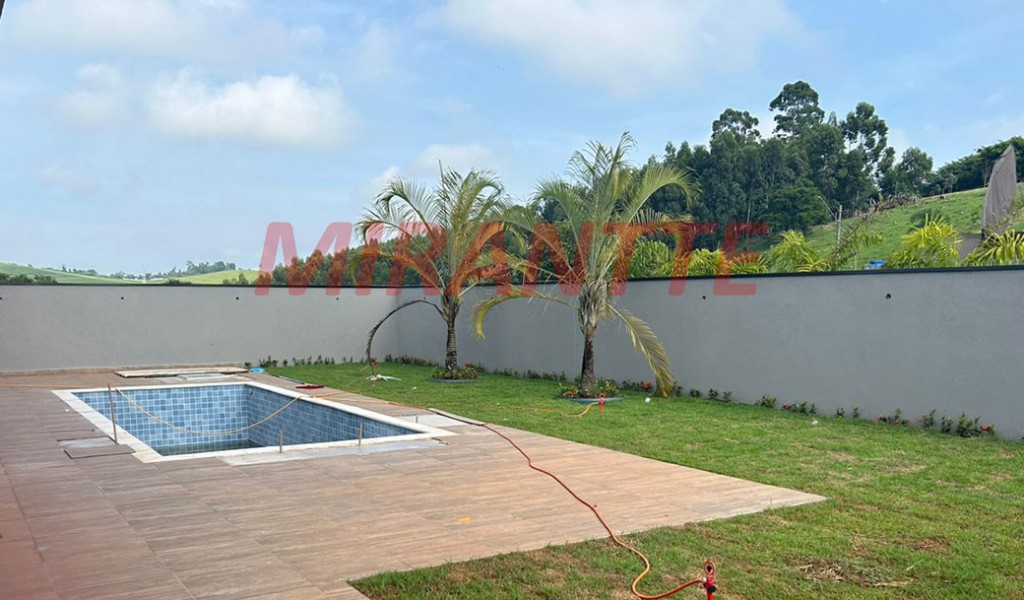 Cond. fechado de 255m² com 3 quartos em Biriça