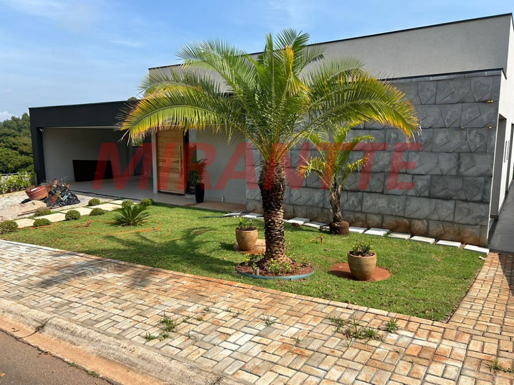 Cond. fechado de 255m² com 3 quartos em Biriça