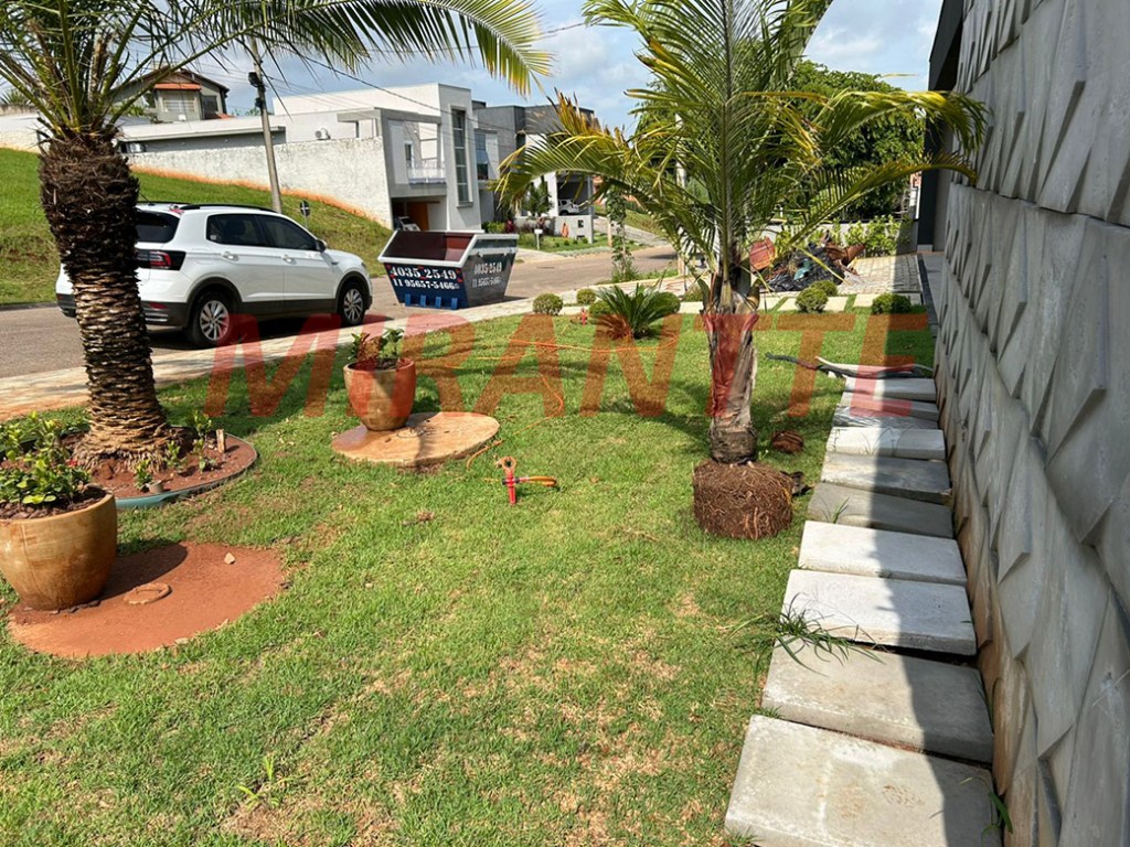 Cond. fechado de 255m² com 3 quartos em Biriça