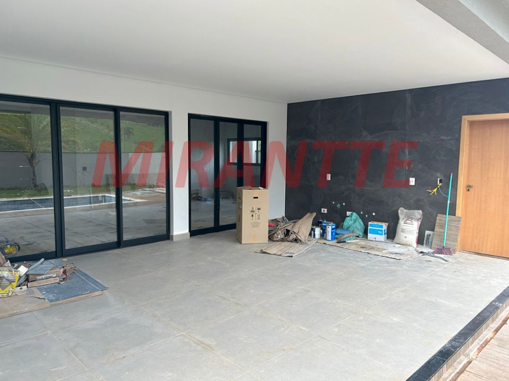 Cond. fechado de 255m² com 3 quartos em Biriça