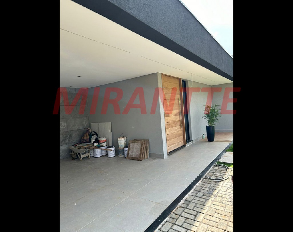 Cond. fechado de 255m² com 3 quartos em Biriça