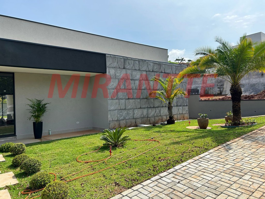Cond. fechado de 255m² com 3 quartos em Biriça
