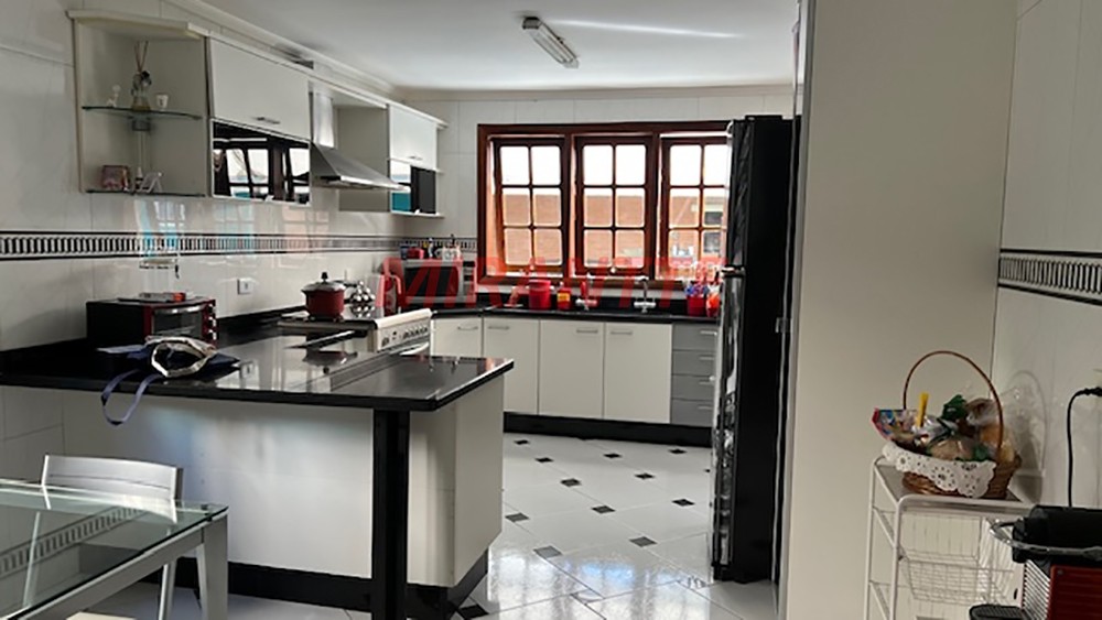 Sobrado de 570m² com 4 quartos em Jardim Virginia Bianca
