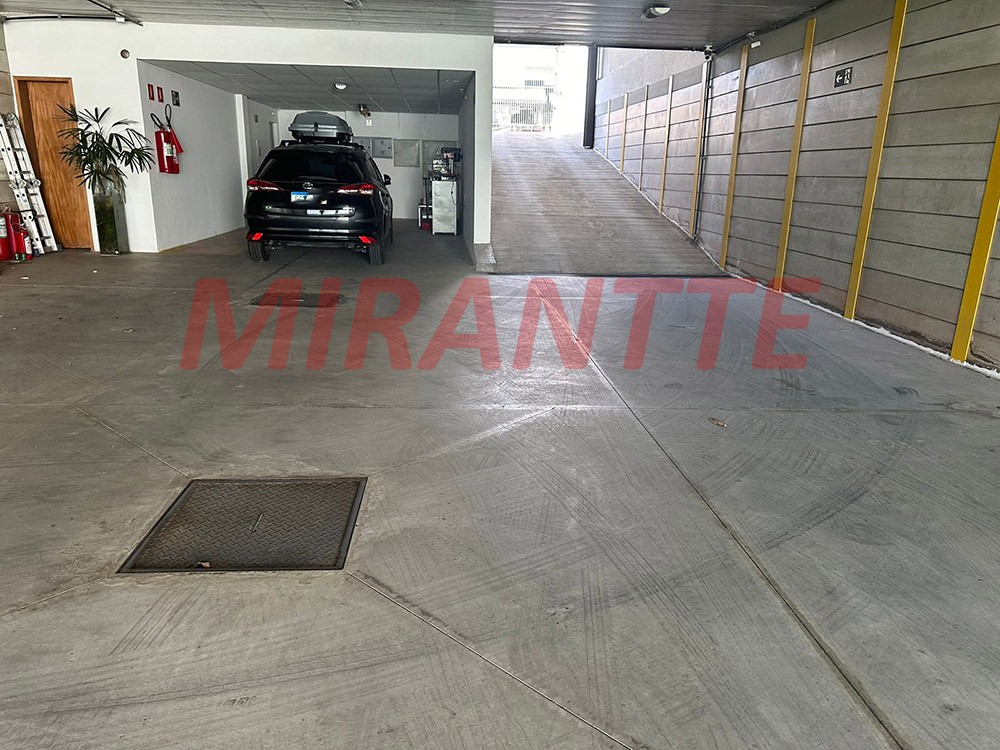 Comercial de 744m² em Água Fria