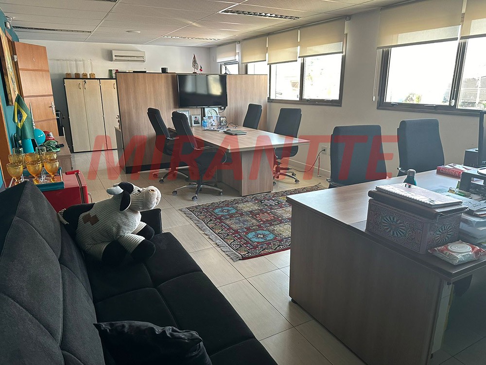 Comercial de 744m² em Água Fria