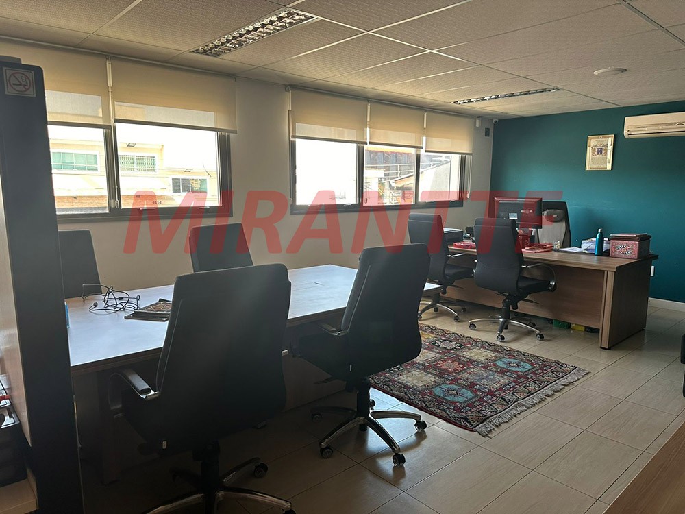 Comercial de 744m² em Água Fria