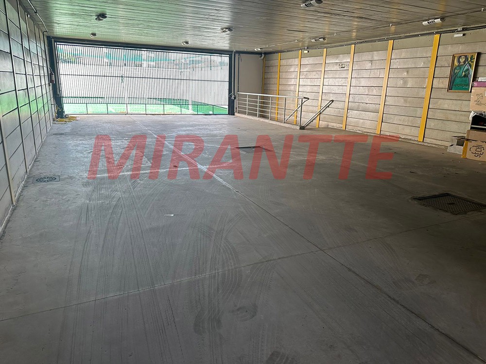 Comercial de 744m² em Água Fria