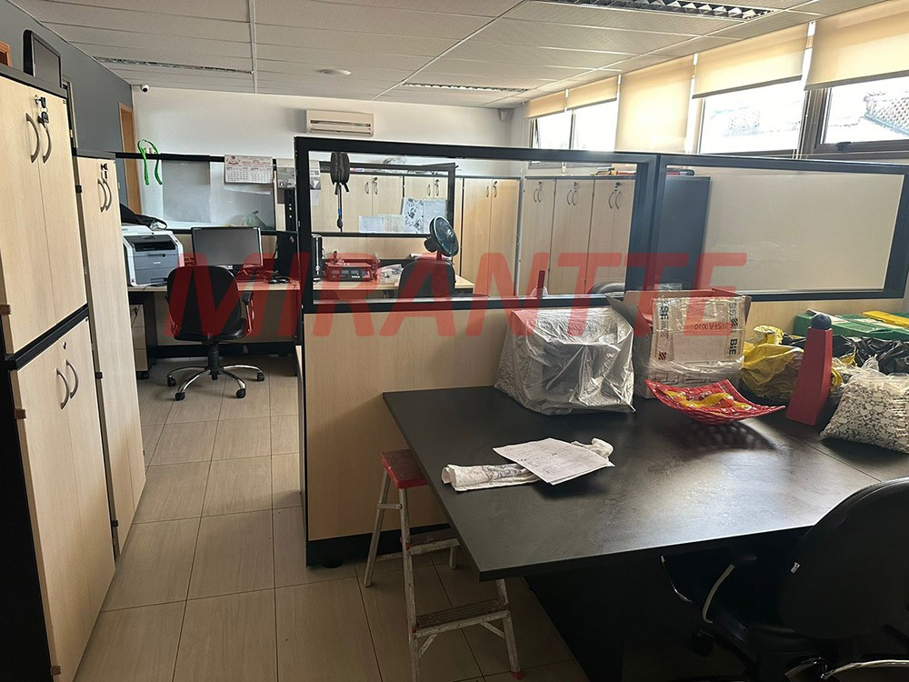 Comercial de 744m² em Água Fria