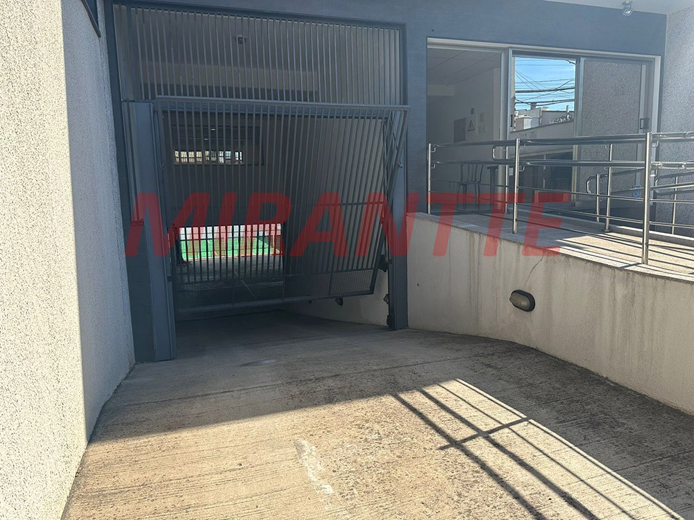 Comercial de 744m² em Água Fria