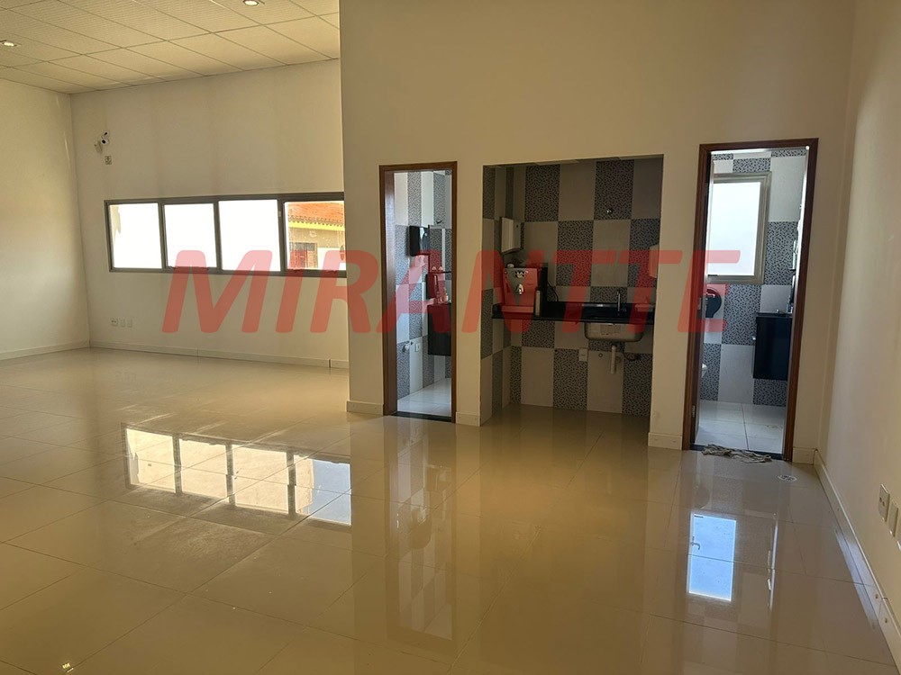 Comercial de 744m² em Água Fria