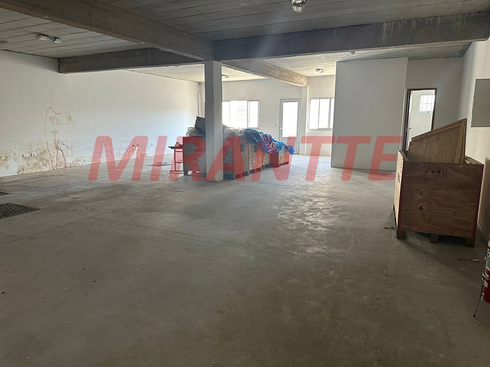 Comercial de 744m² em Água Fria