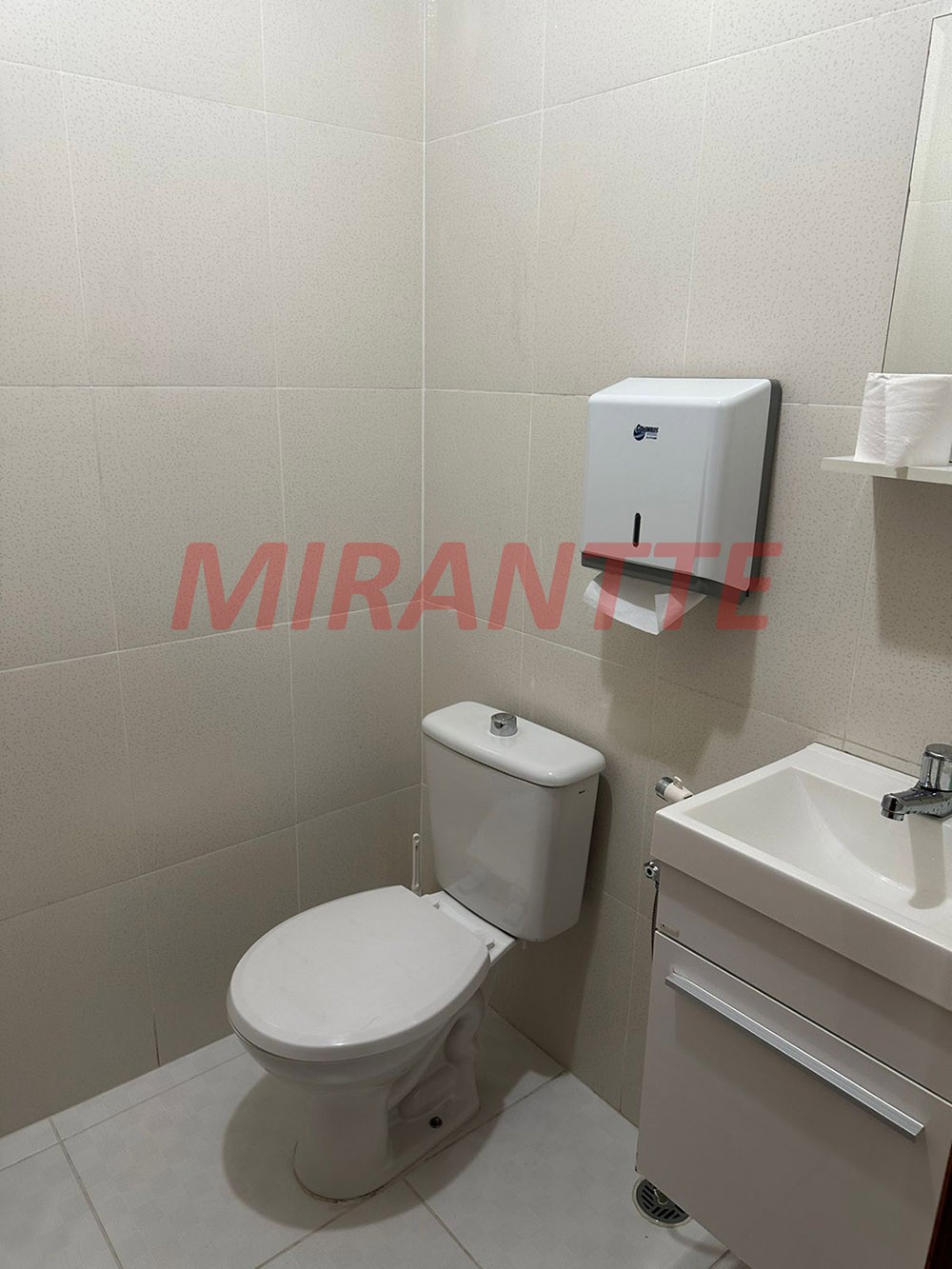 Comercial de 744m² em Água Fria
