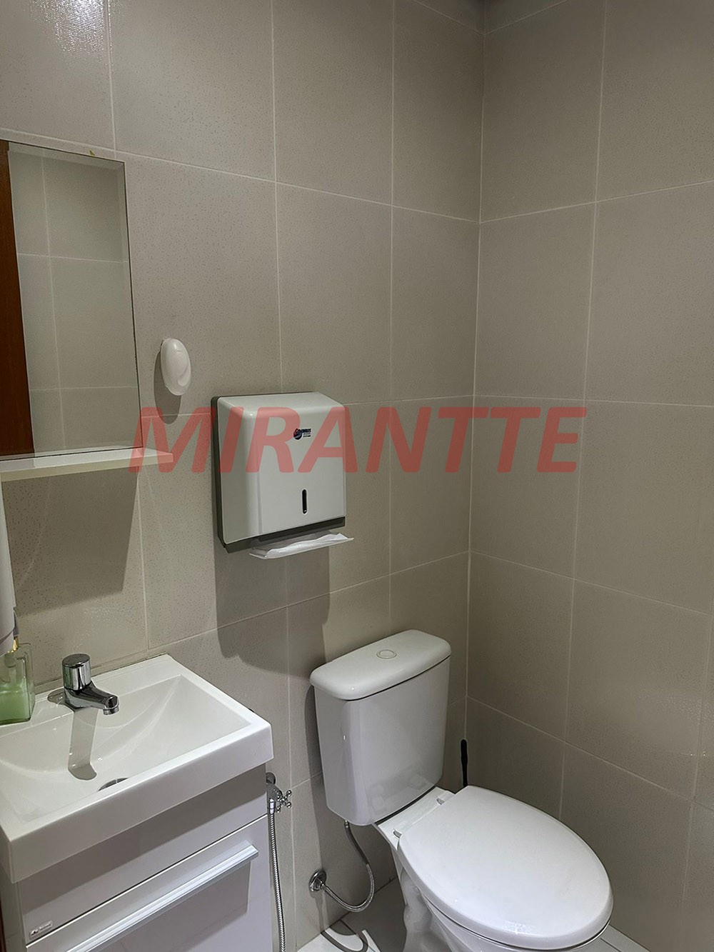 Comercial de 744m² em Água Fria