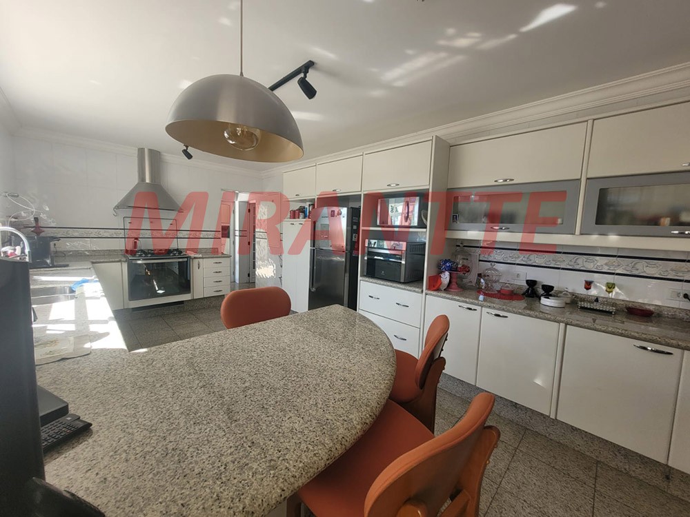 Cond. fechado de 400m² com 3 quartos em Serra da Cantareira