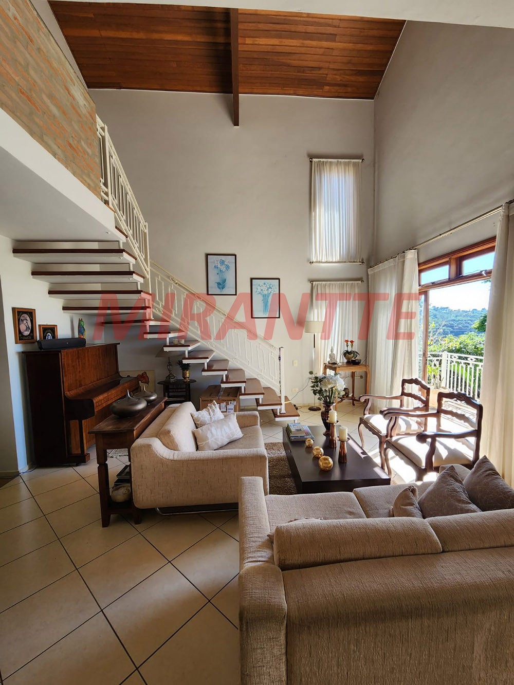 Sobrado de 350m² com 3 quartos em Jardim Do Golfe I