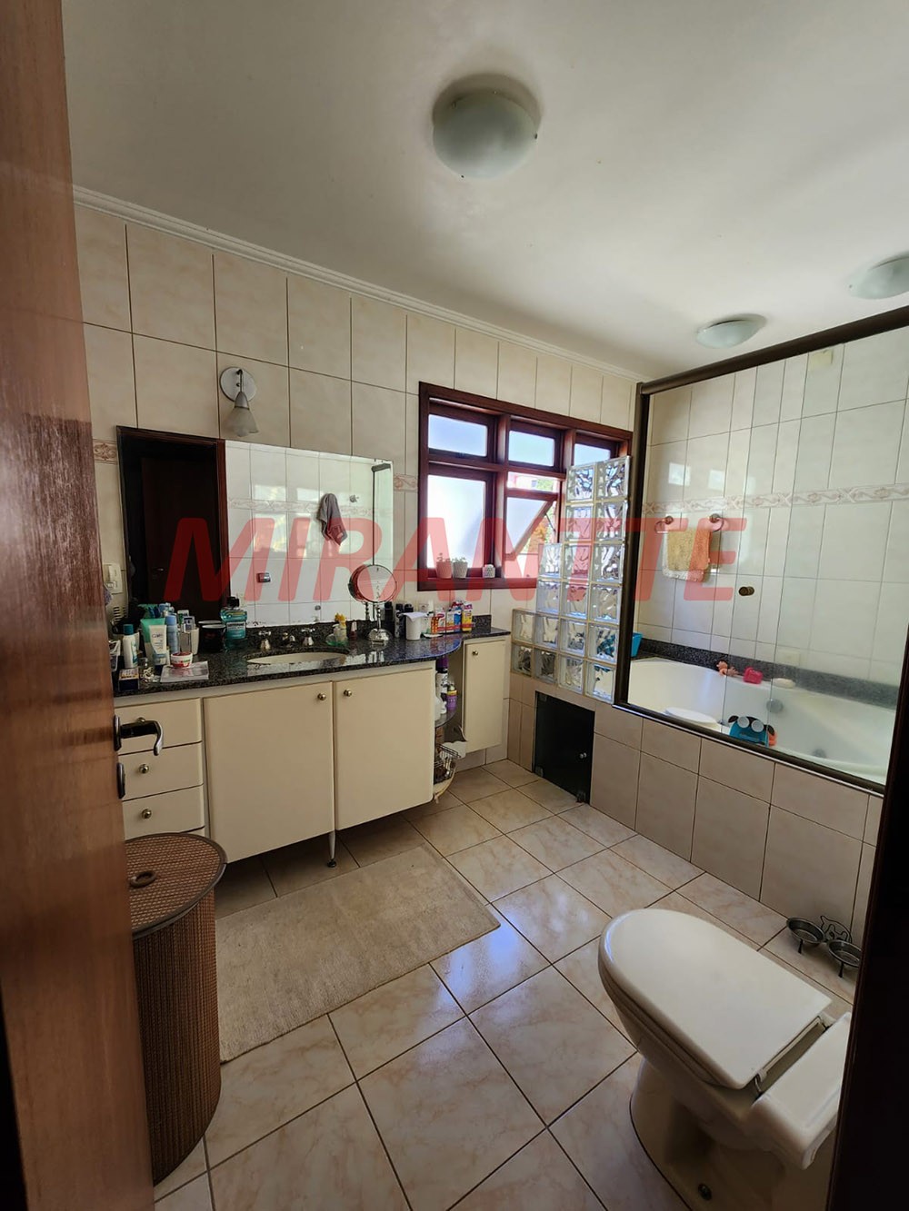 Sobrado de 350m² com 3 quartos em Jardim Do Golfe I