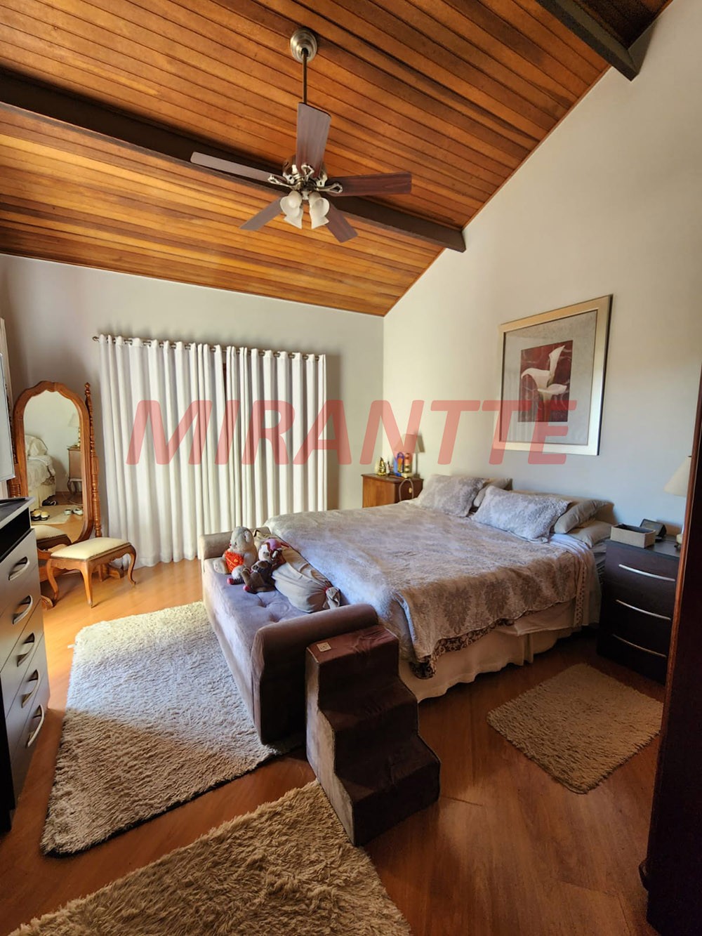 Sobrado de 350m² com 3 quartos em Jardim Do Golfe I