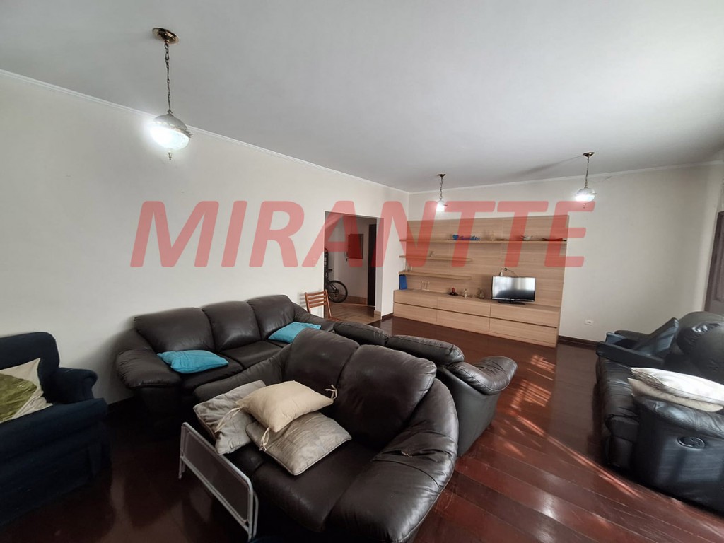 Sobrado de 252m² com 4 quartos em Tremembe