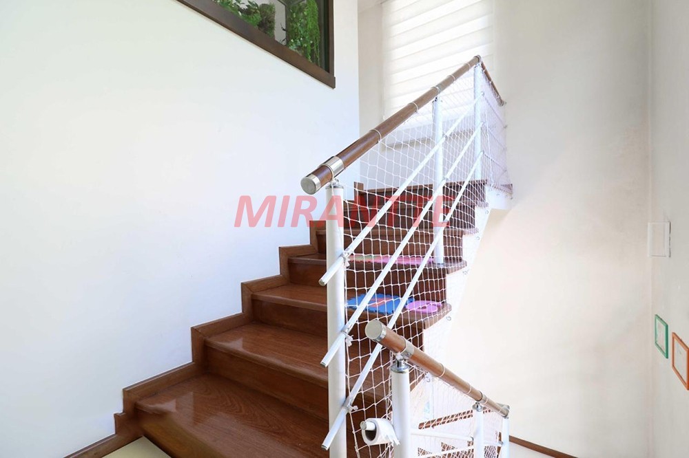 Sobrado de 350m² com 4 quartos em Serra Da Cantareira