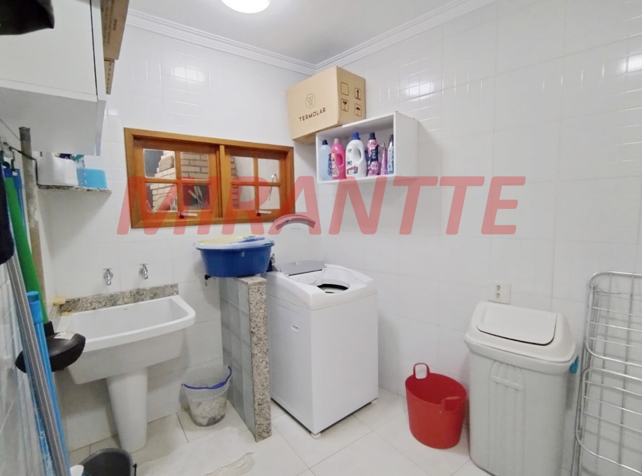 Sobrado de 166m² com 3 quartos em Água Fria