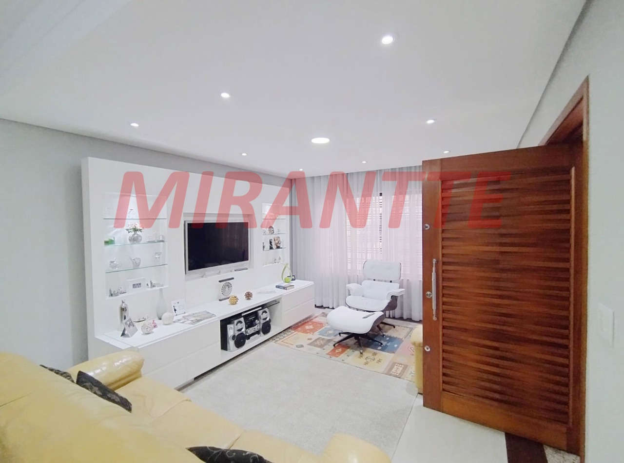 Sobrado de 166m² com 3 quartos em Água Fria