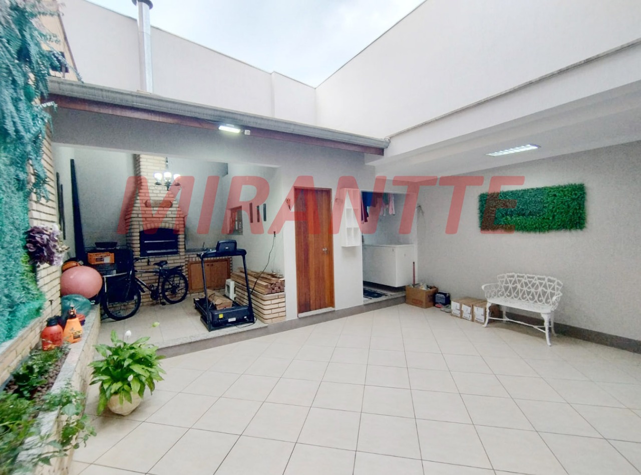 Sobrado de 166m² com 3 quartos em Água Fria