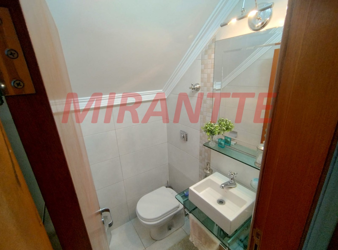 Sobrado de 166m² com 3 quartos em Água Fria