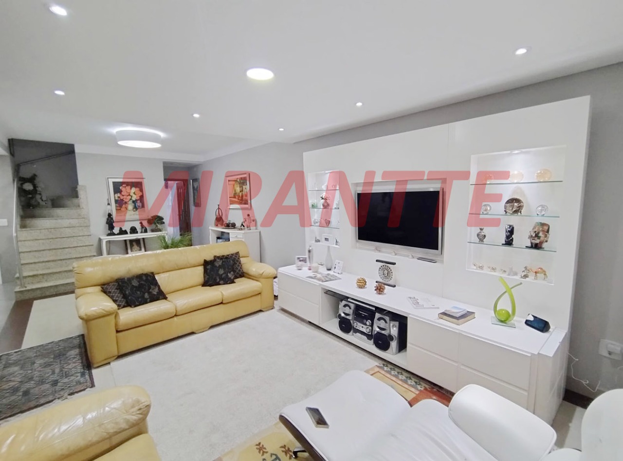 Sobrado de 166m² com 3 quartos em Água Fria