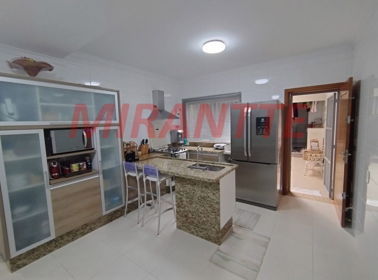 Sobrado de 166m² com 3 quartos em Água Fria