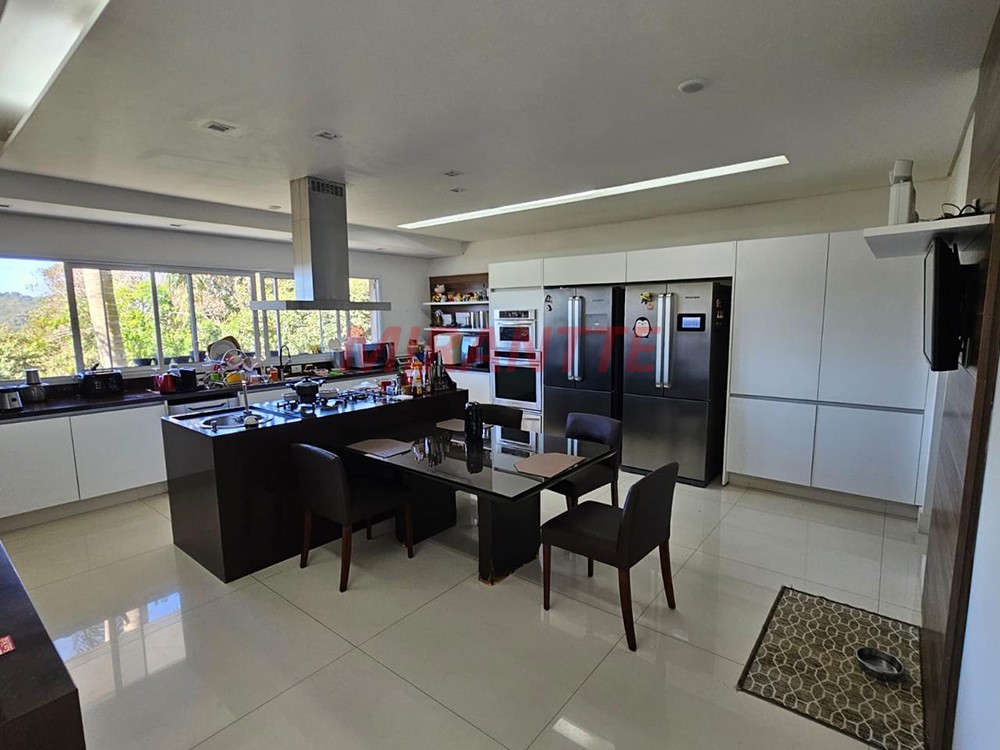 Cond. fechado de 790m² com 4 quartos em Serra da Cantareira