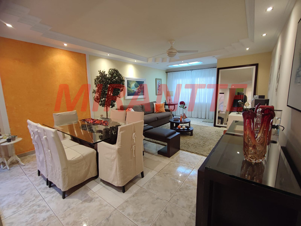 Sobrado de 196m² com 3 quartos em Vila Mazzei
