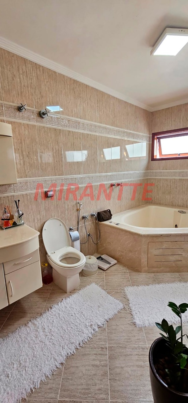 Sobrado de 380m² com 4 quartos em Jardim Guapíra