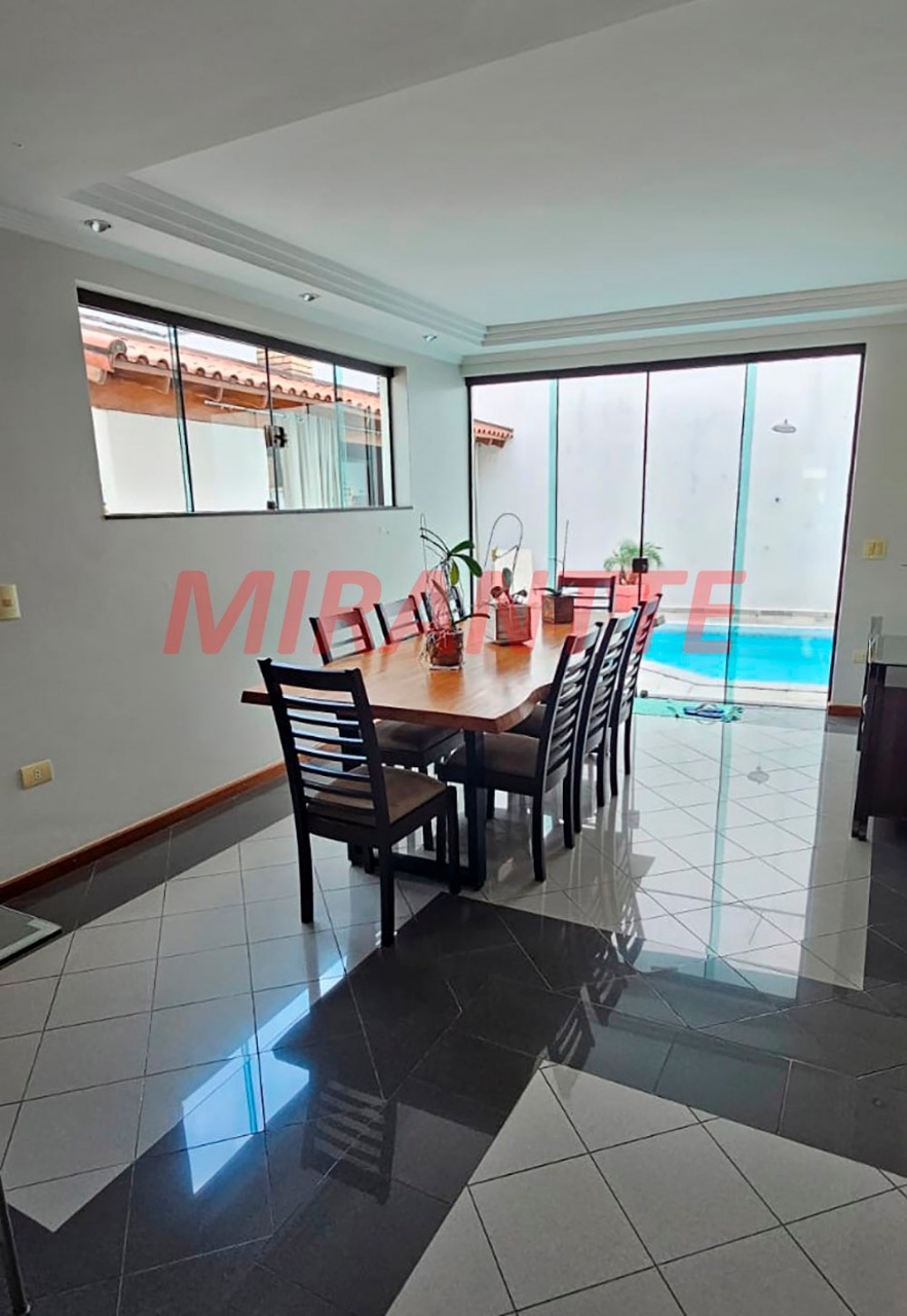 Sobrado de 380m² com 4 quartos em Jardim Guapíra