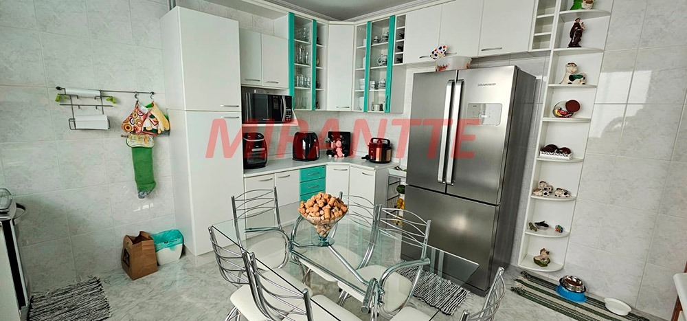 Sobrado de 380m² com 4 quartos em Jardim Guapíra