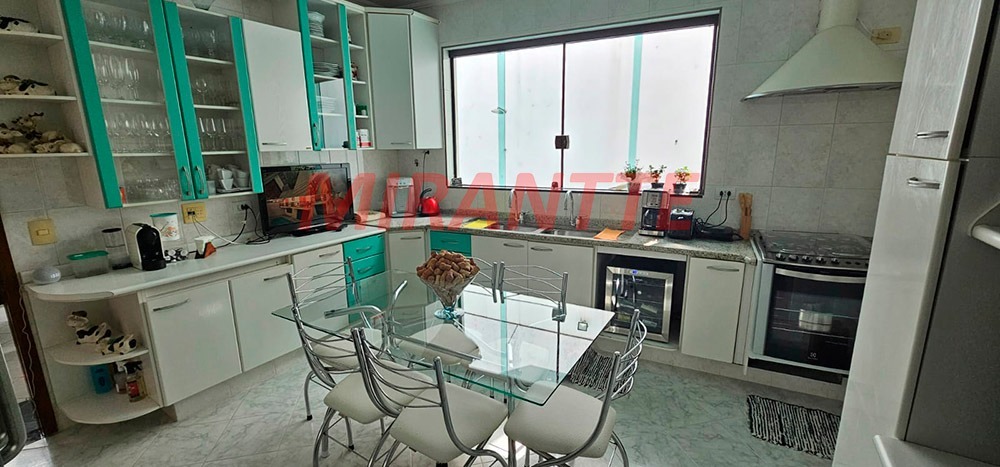 Sobrado de 380m² com 4 quartos em Jardim Guapíra