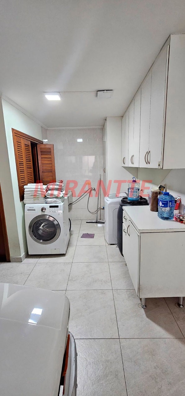 Sobrado de 380m² com 4 quartos em Jardim Guapíra
