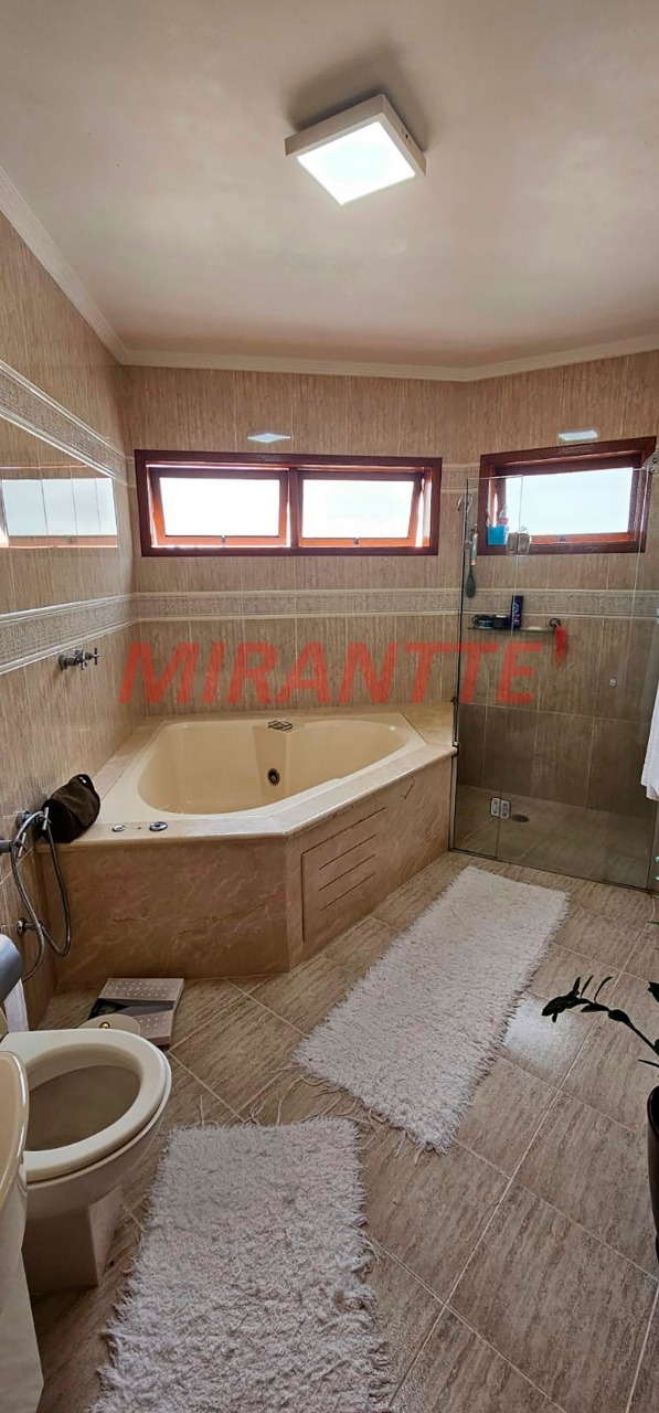 Sobrado de 380m² com 4 quartos em Jardim Guapíra