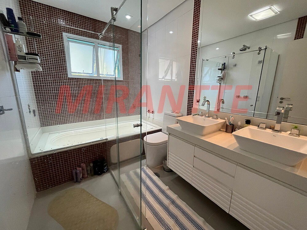 Cond. fechado de 370m² com 5 quartos em Tremembe