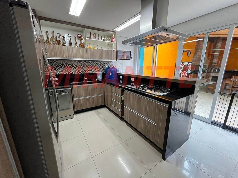 Cond. fechado de 370m² com 5 quartos em Tremembe