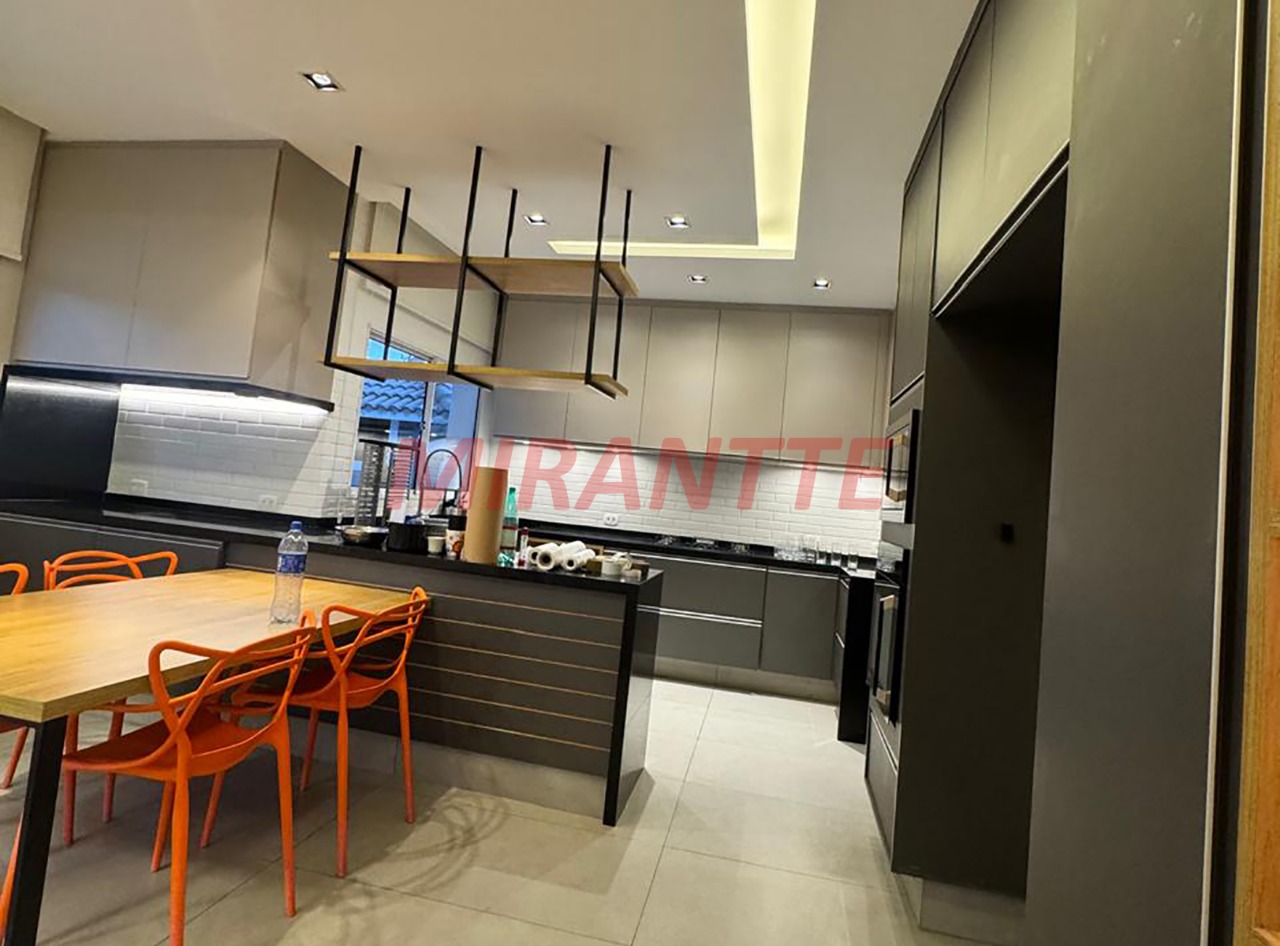 Cond. fechado de 365m² com 3 quartos em Serra da Cantareira